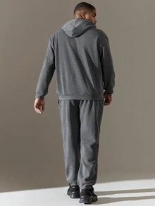 SHEIN Manfinity Homme 男士加大尺碼字母印花帽衫套裝,附有袋式口袋和運動長褲 - 深灰色 - 查看 2