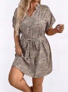 SHEIN LUNE V領大碼連身裙,附帶腰帶 - 卡其色 - 查看 5