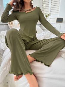 交叉领口荷叶边上衣和裤子家居服套装，秋冬舒适优雅细节