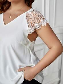 SHEIN Clasi Blusa Blanca De Talla Grande Con Mangas Raglán Y Encaje Con Inserción De Hombro - Blanco - Ver 3