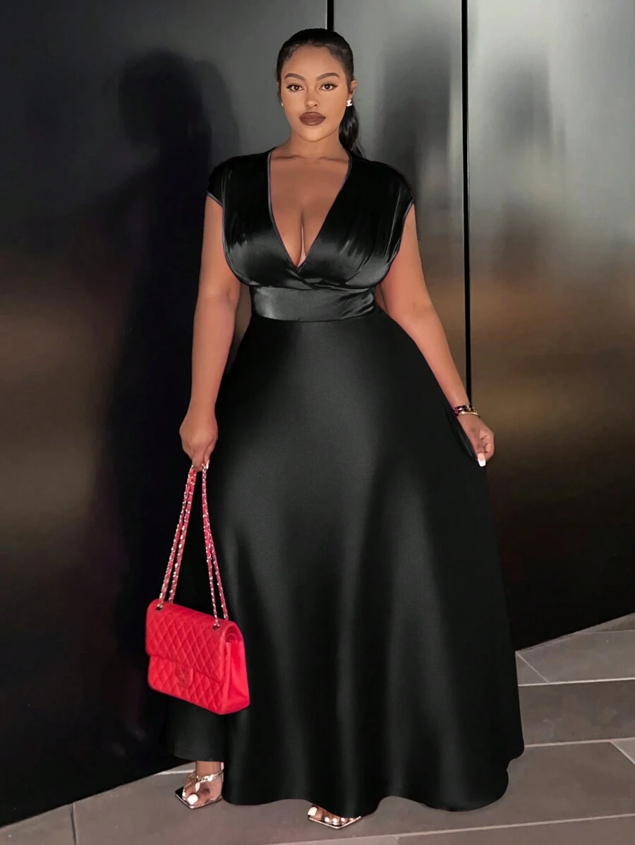 Slaydiva 大尺碼深v領純色連身裙 - 黑色 - 查看 1