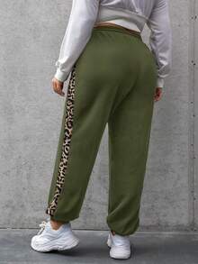 SHEIN Essnce Plus Size Contrast Leopard Print Drawstring Waist Sweatpants With Side Stripes - Army Green - View 2