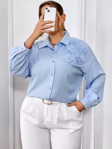 SHEIN Privé 大尺碼女性新款春裝3d花裝飾鈕扣長袖襯衫 - 藍色 - 查看 1