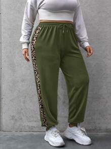 SHEIN Essnce Plus Size Contrast Leopard Print Drawstring Waist Sweatpants With Side Stripes - Army Green - View 5
