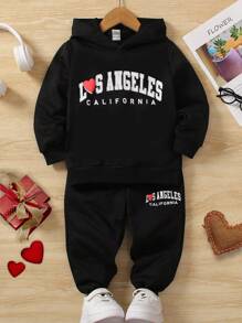 SHEIN 幼兒男孩休閒簡約字母和心形印花純色連帽衫和純色慢跑套裝 - 黑色 - 查看 1