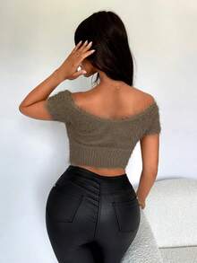 Modelyn 女式性感 V 領針織上衣,搭配毛絨鐵牌裝飾,咖啡色 - 杏色 - 查看 2