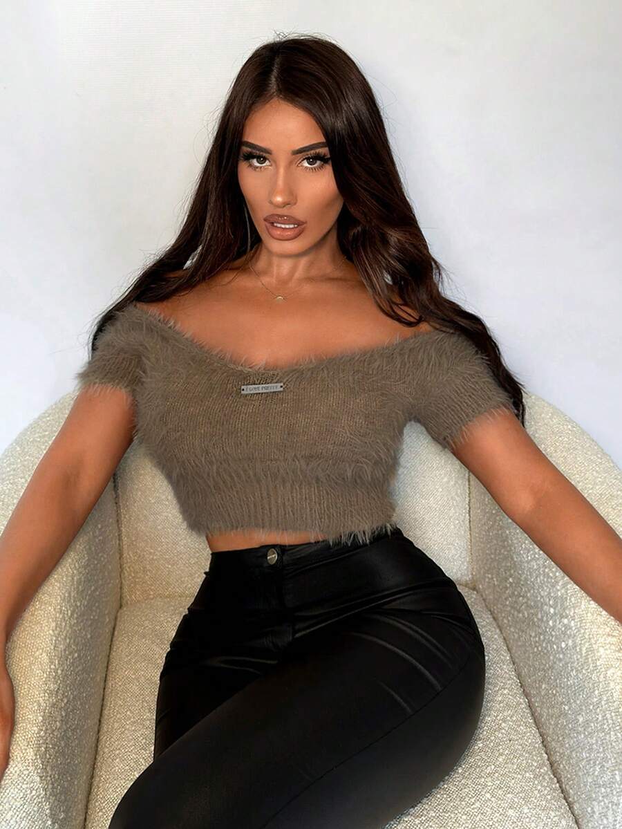 Modelyn 女式性感 V 領針織上衣,搭配毛絨鐵牌裝飾,咖啡色 - 杏色 - 查看 1