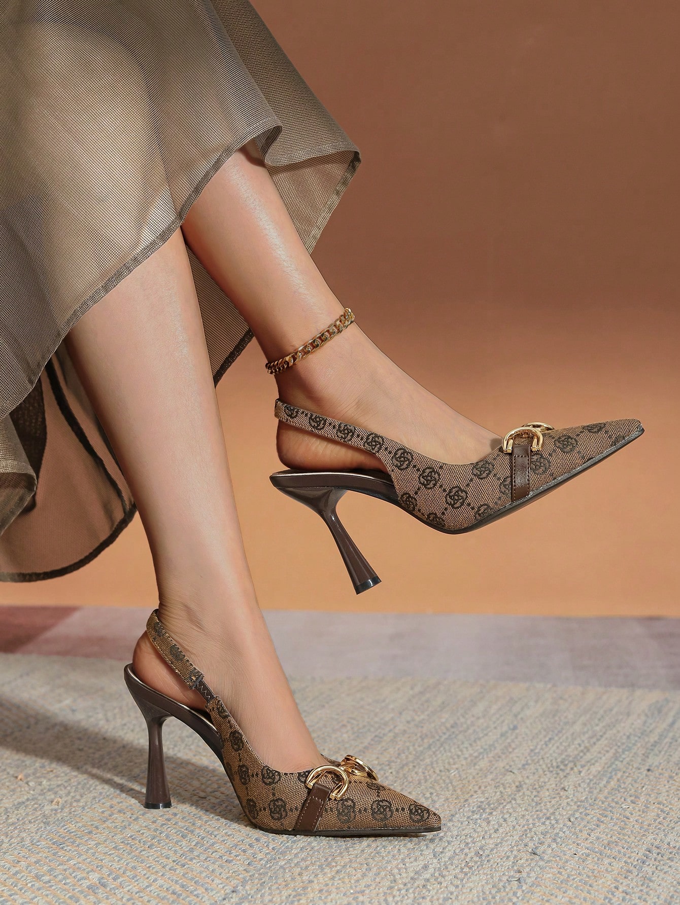 حذاء كعب عالي بنقشة معدنية وحزام كاحل، أنيق، موضة...