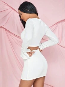 SHEIN BAE 聖誕節派對或新年前夜服裝,包含白色上衣配可愛短款上衣和針織空心鈴鐺袖毛衣,再加上低腰緊身迷你裙,適合女性穿著 - 白色 - 查看 4