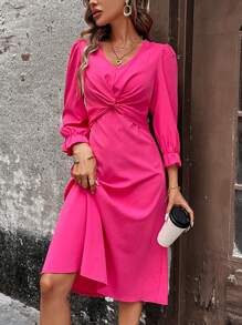 SHEIN Frenchy 扭轉細節v領連身裙 - 玫紅色 - 查看 1