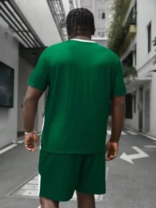 Manfinity VCAY 男士大尺碼笑臉印花短袖 T 恤和短褲套裝