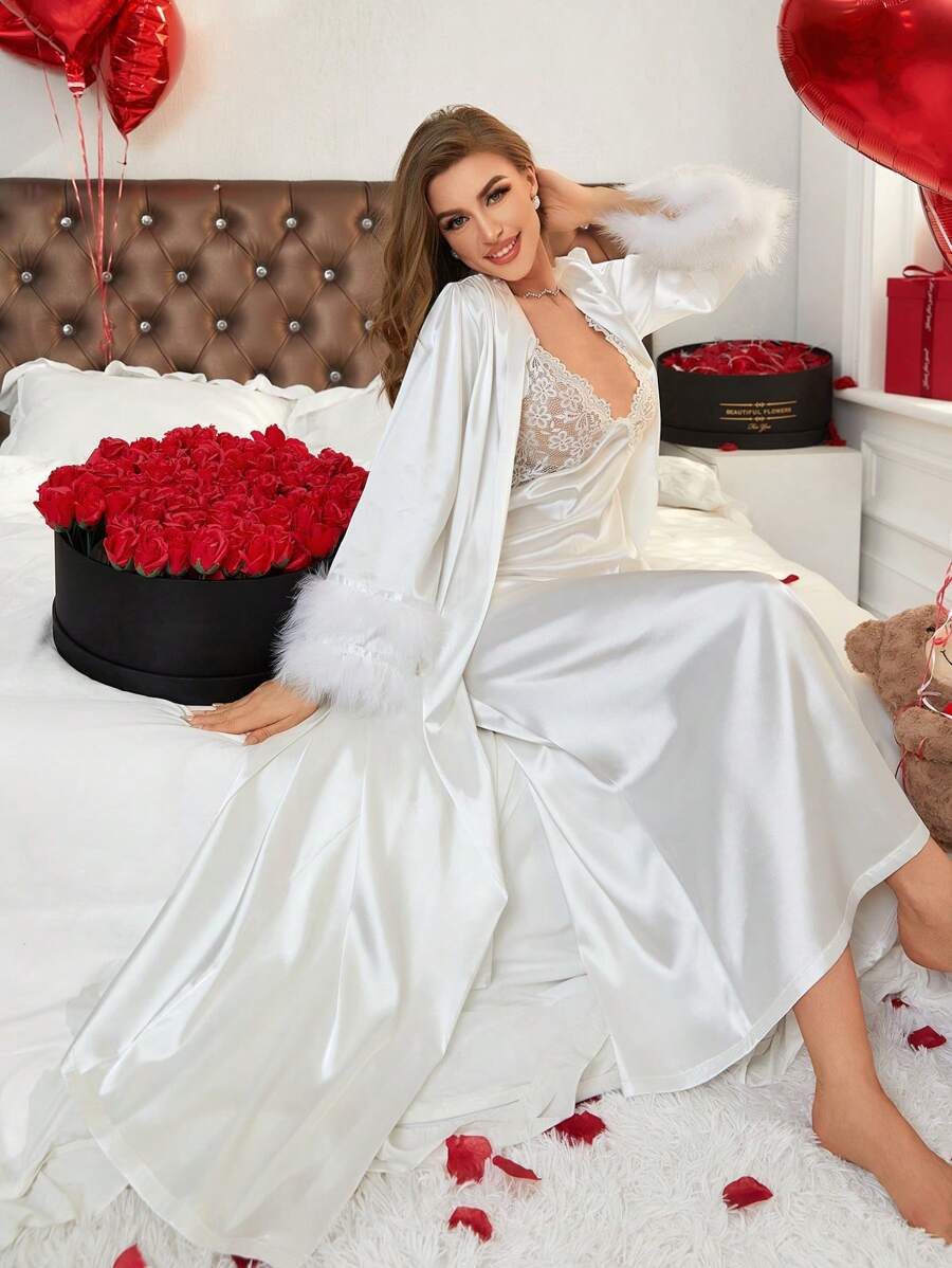 Slumberist مجموعة بيجامة تتكون من فستان إنزلاقي من الساتان مع لوحة من الدانتيل وروب مزدوج الطبقة بأساور فرائية مربوط بحزام، باللون الأبيض، ملابس خريف وشتاء - أبيض - مشاهدة 1