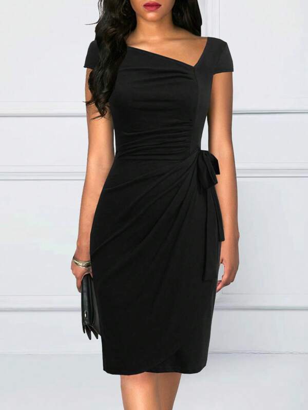 Abito da donna elegante con scollo asimmetrico, arricciato e con effetto avvolto