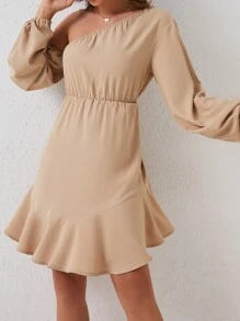 SHEIN Clasi 女款斜肩荷葉邊下擺修身連身裙 - 卡其色 - 查看 5