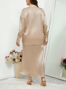 SHEIN Privé 加大尺碼女士絲綢短袖襯衫和裙子套裝,帶翻領設計 - 杏色 - 查看 2