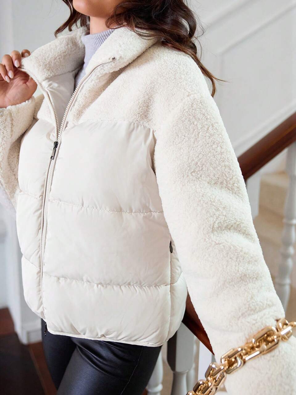 Abrigo acolchado con cuello alto y cremallera para mujer
