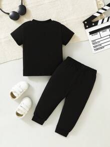 SHEIN Playful Pals 嬰幼兒男寶寶多色拼接休閒短袖t恤和褲子套裝,百搭風格 - 彩色 - 查看 2