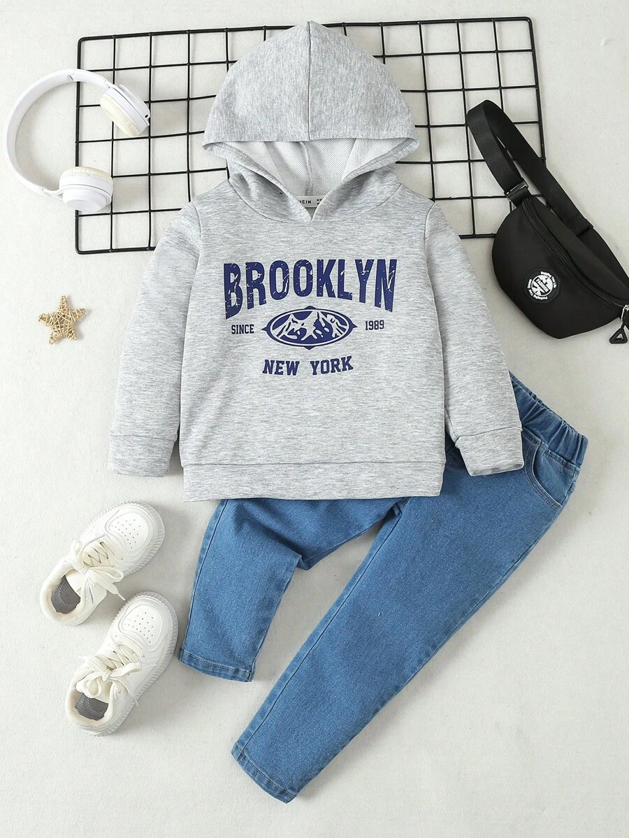 SHEIN 男童休闲字母印花连帽卫衣和牛仔裤套装，舒适简约，2 件套 - 彩色 - 查看 1