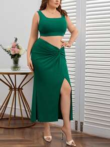 SHEIN Privé Ziua Sfântului Patrick, tricot elegant cu nervuri, crop top și talie în V, fustă midi cu cravată în față Set 2 buc pentru femei de mărime mare - Verde inchis - Vizualizare 6