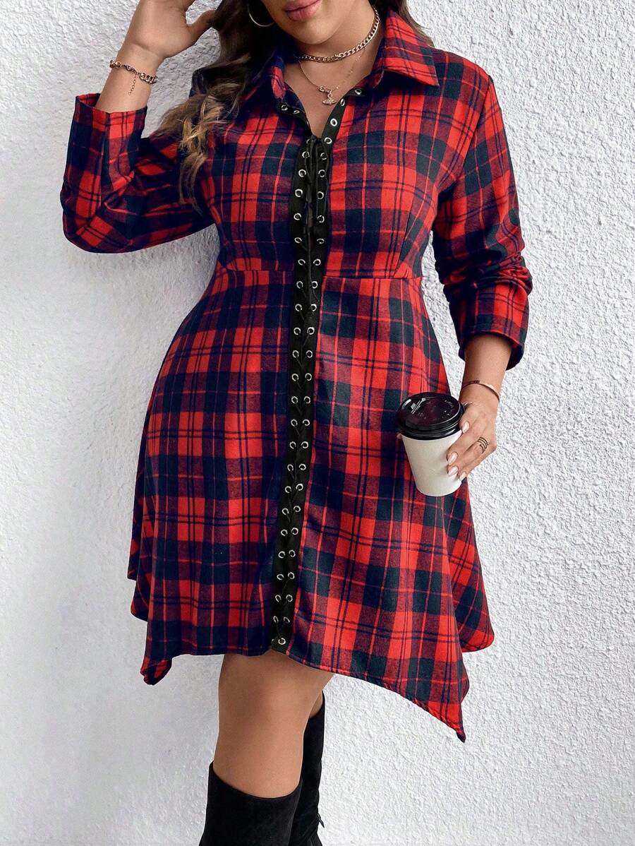 SHEIN LUNE 大碼聖誕格紋印花鉤眼扣不對稱下擺襯衫洋裝 - 紅色 - 查看 1