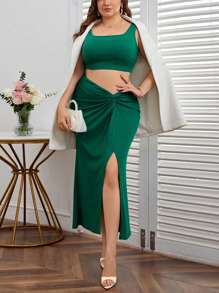 SHEIN Privé Ziua Sfântului Patrick, tricot elegant cu nervuri, crop top și talie în V, fustă midi cu cravată în față Set 2 buc pentru femei de mărime mare - Verde inchis - Vizualizare 1