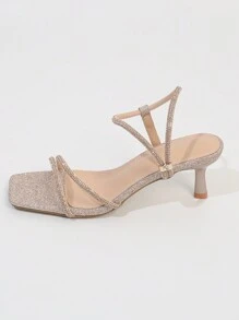 女士高跟凉鞋，采用时尚纤细的鞋跟设计，方头，饰以水钻绑带，风格性感，适合夏季情人节，猫跟鞋