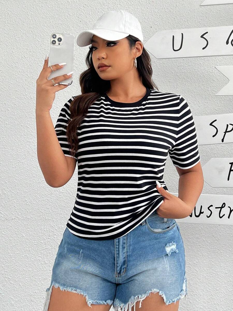 SHEIN EZwear Gestreiftes Kurzarm T-Shirt in Große Größen für den Sommer