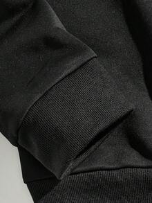 Manfinity RebelGame 男士寬鬆針織休閒連帽衫和長褲套裝,卡通熊印花設計 - 黑色 - 查看 5