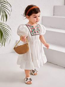SHEIN Baby Girls' Holiday Bubble Short Sleeve Dress With Embroidery Pattern And Ruffle Hemline