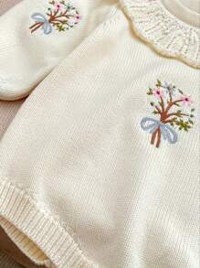 女婴休闲连体衣，带荷叶边和花朵刺绣