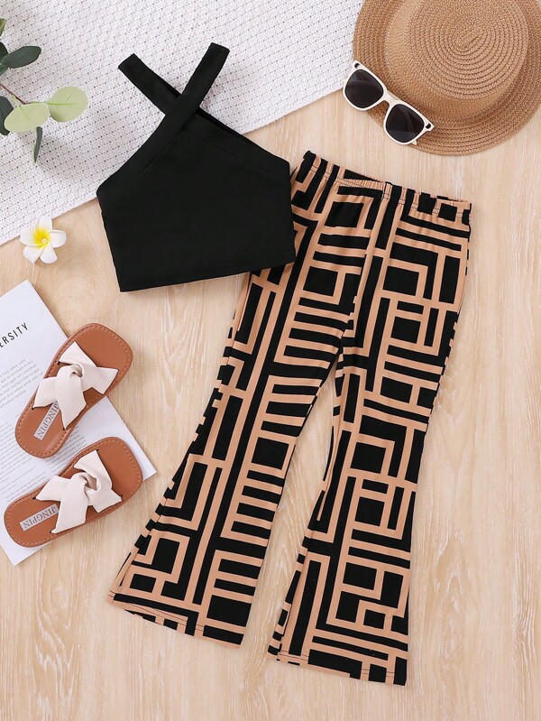 Niña joven top de cuello halter de punto de unicolor deportivo y dulce con pantalones acampanados