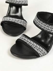 女士時尚高跟涼鞋,黑白編織面料,雙帶和腳趾帶設計,圓頭,細高跟,極簡風拖鞋 - 黑與白 - 查看 2