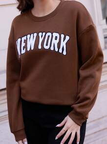 SHEIN Frenchy 女性加大尺碼下垂肩套頭衫,搭配字母刺繡及毛巾袖 - 棕色 - 查看 2