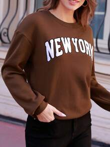 SHEIN Frenchy 女性加大尺碼下垂肩套頭衫,搭配字母刺繡及毛巾袖 - 棕色 - 查看 4