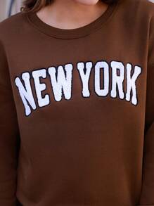 SHEIN Frenchy 女性加大尺碼下垂肩套頭衫,搭配字母刺繡及毛巾袖 - 棕色 - 查看 6