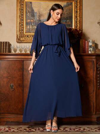 深藍色優雅的蕾絲長裙,適用於婚禮派對