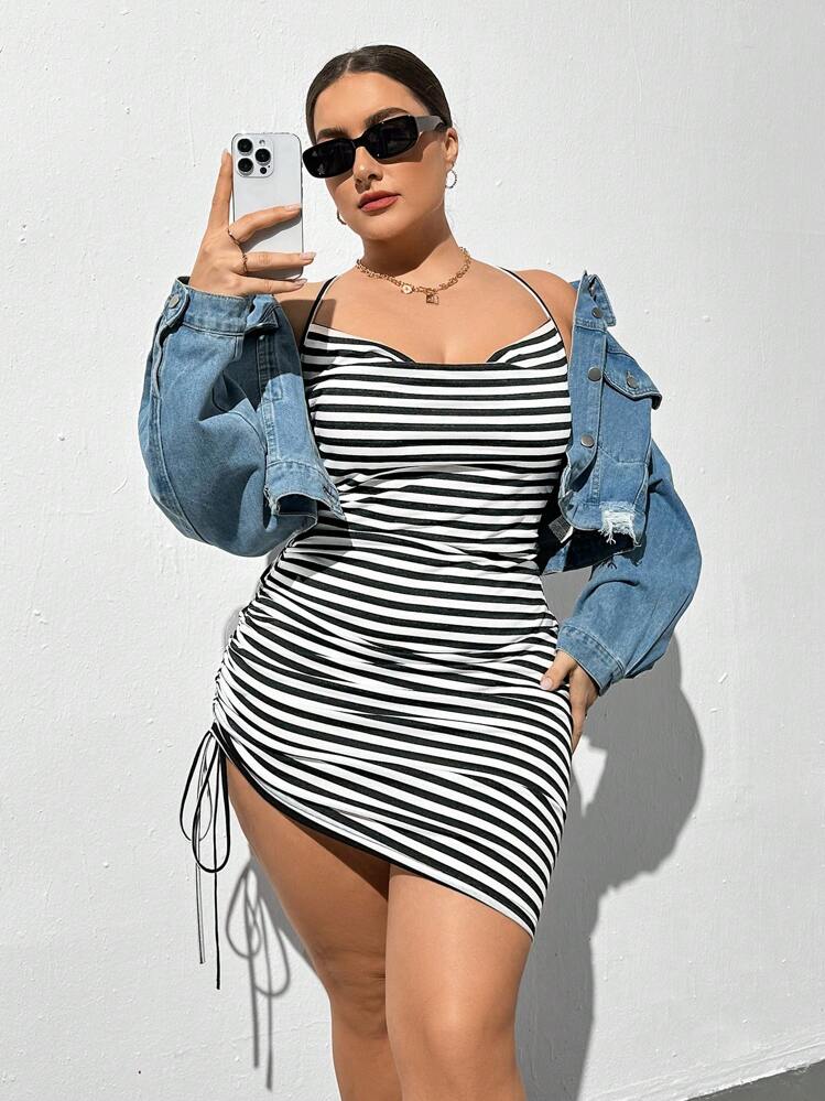 SHEIN Essnce 大尺碼女性時尚休閒多用途春夏新款條紋織物搖擺領口束緊褶邊緊身背帶裙 - 黑與白 - 查看 5