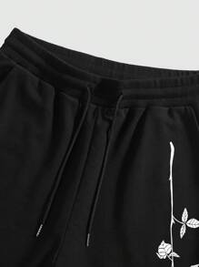 Manfinity Roghcode Pantalones cortos con cordón de cintura con estampado floral y eslogan para hombres, pantalones cortos de sudadera con cordón de moda para salir, regalo para esposo o novio - Negro - Ver 4