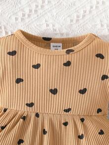 寶寶女孩夏季全印花短袖T恤和褲子套裝，心形圖案 - 棕色 - 查看 3