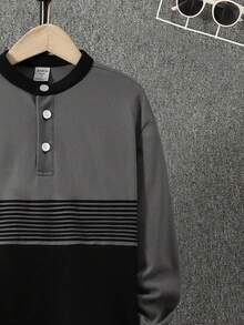 SHEIN Cậu bé Tween Giải trí Mẫu sọc Đứng cổ áo Chặn màu Áo polo - Xám - Xem 3