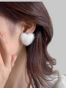 Kawaii 1 對心型毛茸茸裝飾耳環 - 白色 - 查看 1