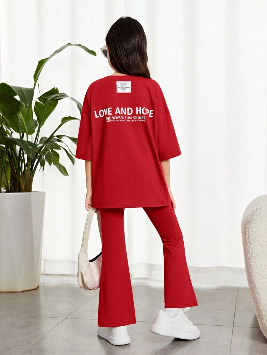 SHEIN Cô gái Tween Giải trí Thoải mái Slogan In Vòng cổ Áo thun Và Quần ống loe Bộ - Đỏ - Xem 1