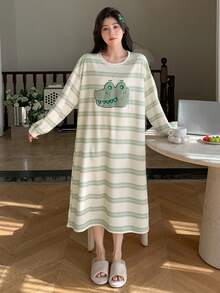 DAZY Vestido De Vestir En Casa De Rayas Bordadas Con Dibujos Animados - Verde - Ver 3