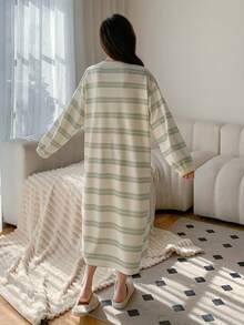 DAZY Vestido De Vestir En Casa De Rayas Bordadas Con Dibujos Animados - Verde - Ver 2