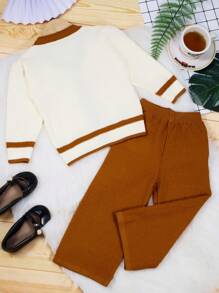 SHEIN 小女孩對比邊織開衫,搭配純色毛衣和褲子套裝,冬季款式 - 卡其色 - 查看 2