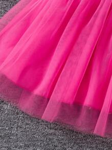 SHEIN Young Girl Cartoon Portrait Printed Round Neck Top And Mesh Skirt Set, Valentine's Day