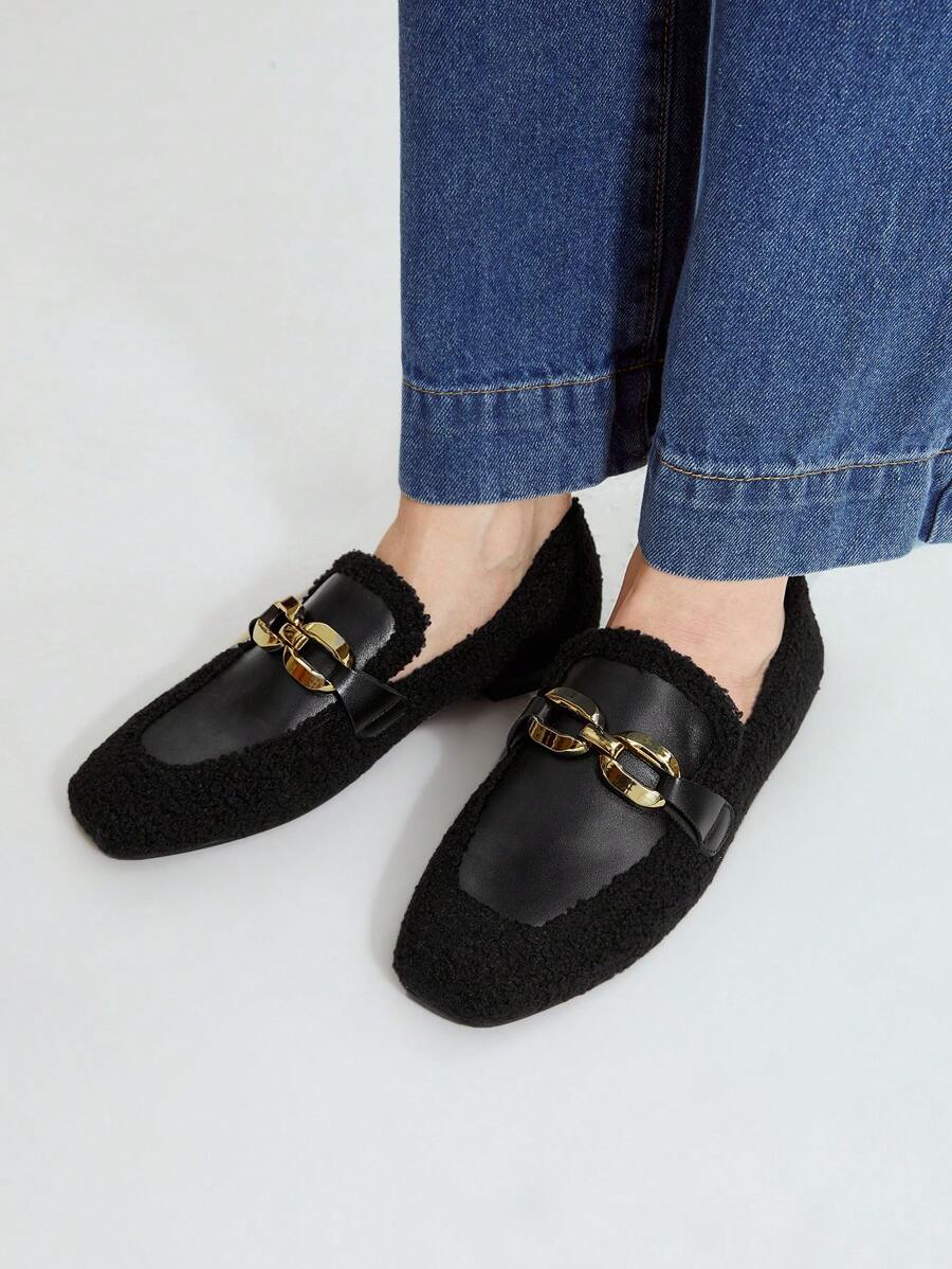 MOTF PREMIUM CHAIN DECOR WOMEN'S FLAT HEEL SHOES WITH FURRY DECORATION - Black - View 2