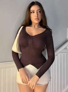 SHEIN Privé 女款 V 領褶皺不對稱下擺置扣細部長袖 T 卹 - 棕色 - 查看 1