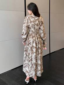 DAZY 女式全身印花打结腰部连衣裙，荷叶边 - 米色 - 查看 2