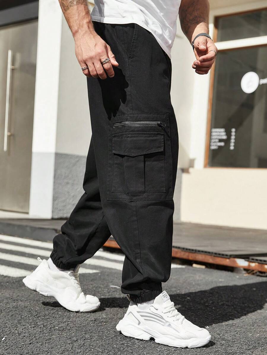 Manfinity LEGND Pantalones De Hombre De Talla Grande Con Puños Elásticos Y Bolsillos Laterales Con Solapa - Negro - Ver 1